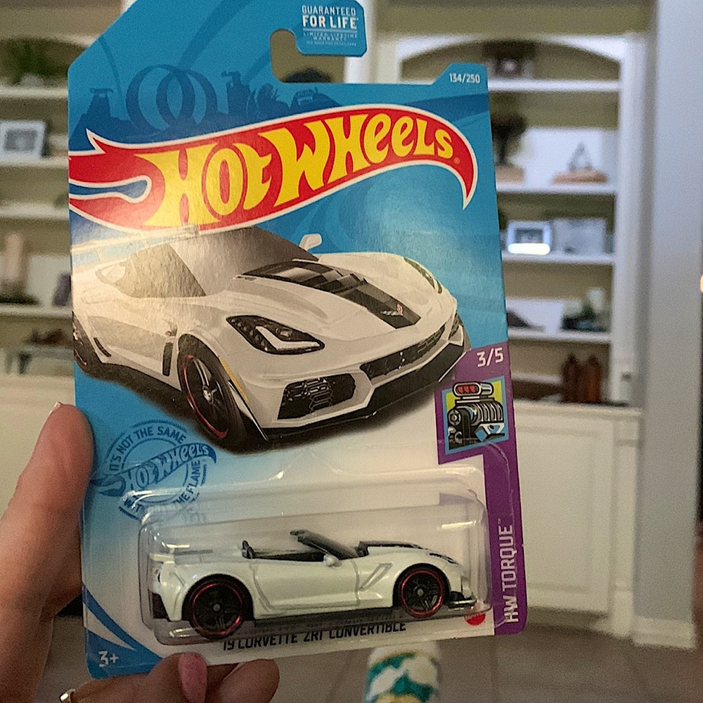 New Hot Wheels’19 Corvette ZR1 White Convertible NIP Newer Redline wheels age 3+